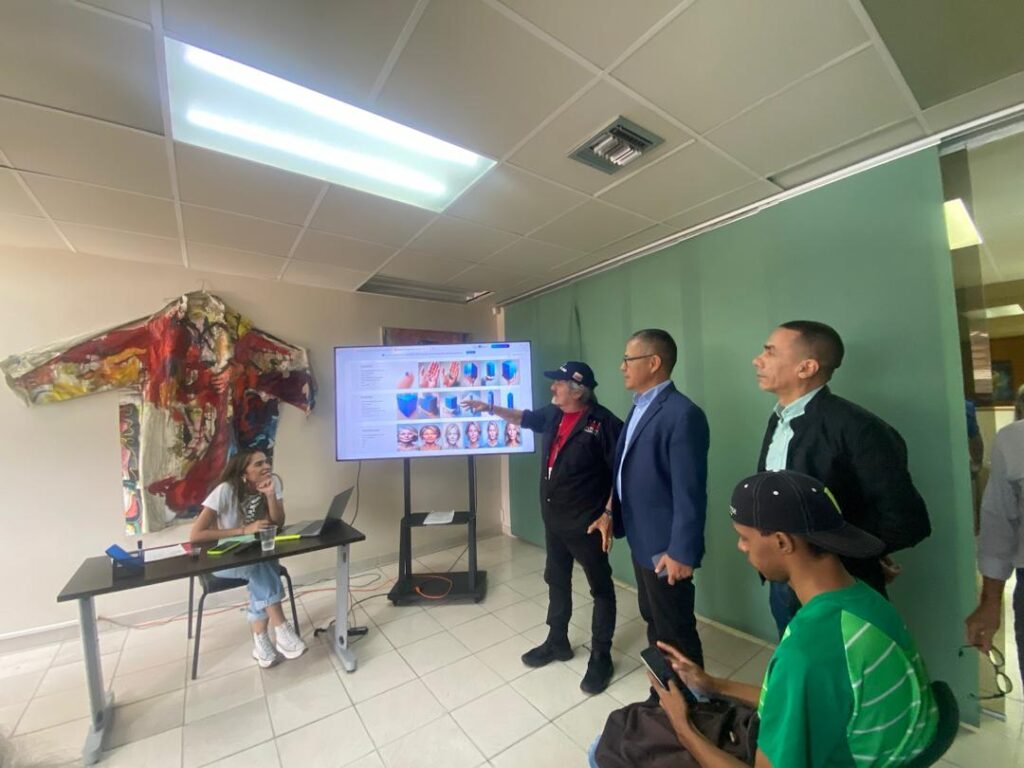 Ministro Ernesto Villegas inspira a futuros cineastas en el CNAC